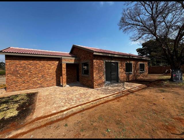3 BEDROOM HOUSE FOR SALE IN DERSLEY